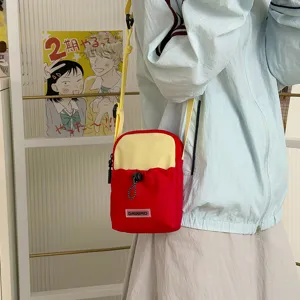 Bolso bandolera mini para teléfono en lona roja y amarilla brillante con cierre de cordón.