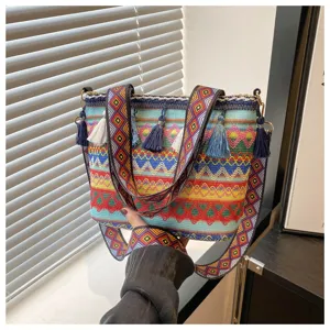 Detailaufnahme der bunten ethnischen gewebten Tasche mit lebendigen Quasten und Gurt.