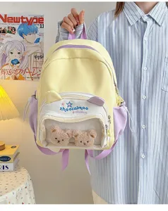 Mochila escolar bonita con bolsillo frontal transparente y detalles de peluche primer plano