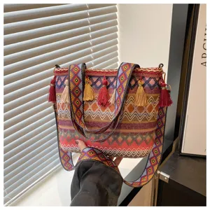 Ethische gewebte Tote-Tasche mit bunten geometrischen Trägern und Quasten, Detailansicht.