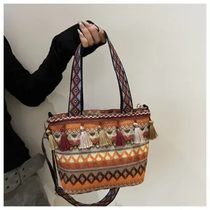 Detailansicht der ethnischen gewebten Tasche mit bunten geometrischen Mustern und Fransen.