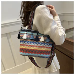 Böhmische ethnische gewebte Tasche mit geometrischem Gurt und Quasten für den Alltag.