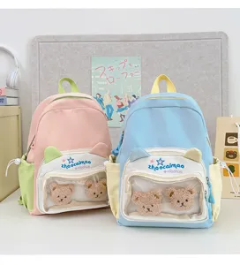 Primer plano detallado de la bonita mochila con bolsillo frontal transparente y osito.