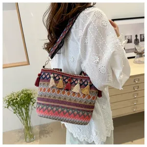 Detailansicht der Boho bestickten Quasten-Einkaufstasche mit buntem geometrischem Riemen.