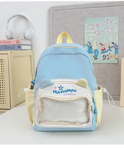 Detalle de mochila bonita con ventana transparente, bolso escolar azul y amarillo pastel.