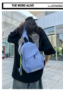 Vue détaillée du sac à bandoulière décontracté et léger porté en extérieur, sangle visible.