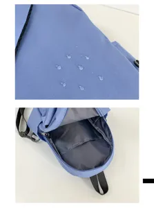 Détail de sac de poitrine bleu imperméable montrant son tissu déperlant et poches intérieures.