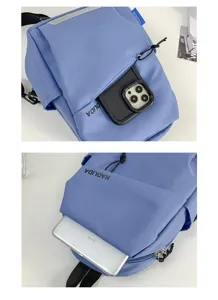 Vue détaillée du sac à bandoulière bleu montrant sa grande capacité pour tablette.