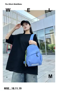 Vue détaillée du sac à dos bandoulière bleu, avec un design compact et un matériau résistant.