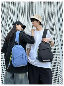 Vue lifestyle détaillée présentant des sacs à dos élégants portés par des modèles.