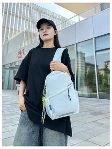 Sac à bandoulière blanc décontracté pour hommes et femmes, détail de sac de poitrine.