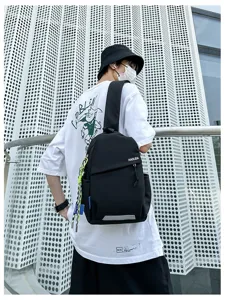 Sac de poitrine noir léger à bandoulière, sac à dos décontracté pour sport extérieur.