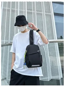 Sac bandoulière homme léger et décontracté sac de poitrine pour sport cyclisme randonnée noir.