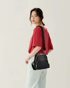 Detailansicht eines stilvollen Damen Mini Rucksacks aus schwarzem Weichleder für den Alltag.