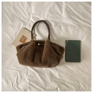 Borsa a spalla in peluche marrone dettaglio, borsa morbida in pelliccia sintetica.