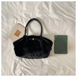 Borsa a spalla in peluche nera da donna, grande borsa morbida invernale, comoda ed elegante.