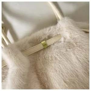 Primo piano dettagliato della borsa shopper in peluche soffice con ecopelliccia e dettagli in pelle.