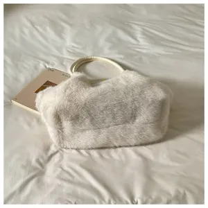 Borsa a mano soffice in peluche bianco da donna, comoda borsa tote invernale per ogni giorno chic.