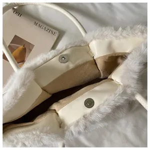 Borsa a spalla peluche invernale vista interna, grande capacità borsa donna quotidiana.
