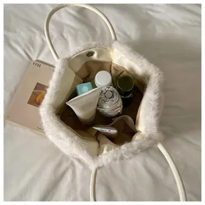 Borsa a tracolla in morbido peluche, grande borsa invernale, elegante shopper casual.