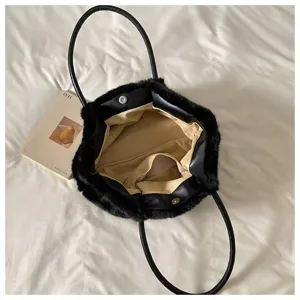 Vista dall'alto dettagliata dell'interno della borsa tote in peluche nero con manici.