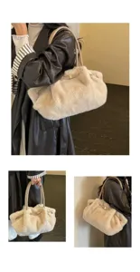 Borsa a spalla soffice beige chic da donna, elegante borsa in pelliccia sintetica invernale.