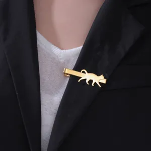 Detalle de pinza de corbata gato oro, accesorio elegante de acero para trajes hombre.