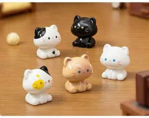 Gros plan de figurines de chat assis mignonnes, parfaites pour le micro-paysage de bureau DIY.