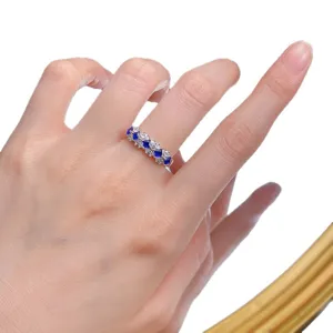 Eleganter silberner blauer Saphir Memoire Ring für Damen, funkelnder Zirkonia Schmuck.