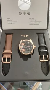 Set regalo orologio da polso uomo TOMI con quadrante nero e doppio cinturino in pelle.