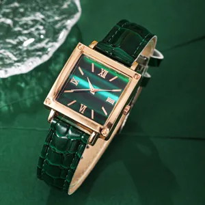 Vue détaillée de montre carrée à cadran vert, boîtier doré rose et bracelet élégant.