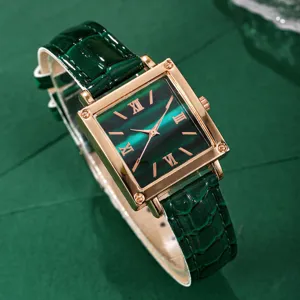 Montre à quartz carrée verte avec bracelet en cuir motif croco et cadran chiffres romains.