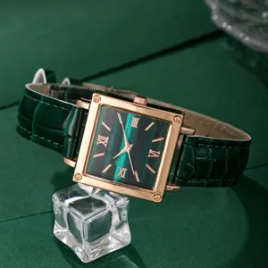Gros plan sur la montre à quartz carrée avec bracelet en cuir croco vert et boîtier doré.