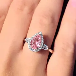 Stupefacente dettaglio in primo piano di un classico anello con pietra rosa a pera.