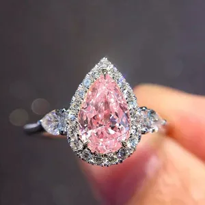 Elegante anello con zircone rosa taglio a pera e contorno luminoso per donne chic.