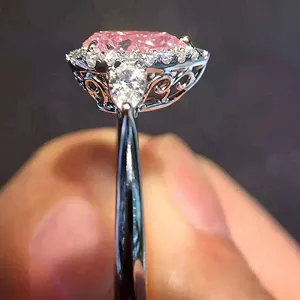 Elegante anello con zircone rosa a goccia e dettagli raffinati nella montatura in filigrana.