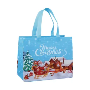 Détail de sac de shopping de Noël bleu avec joli imprimé Père Noël et renne festif.