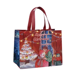 Gros plan détaillé du sac cadeau de Noël en intissé avec illustration festive et poignées rouges.