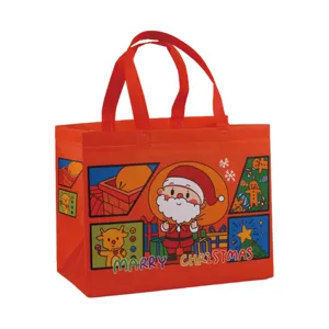 Détail de sac cabas de Noël en non-tissé affichant un motif de père Noël et renne.