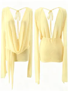 Mini abito trasparente in tulle giallo con scollo a V profondo e maniche lunghe da festa.