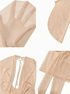 Primo piano del tessuto mesh trasparente, scollo a V profondo e delicati lacci lunghi.