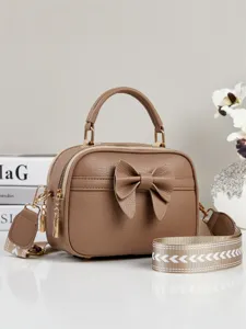 Stijlvolle dames handtas van bruin PU leer met strik, handvat en crossbody schouderband.