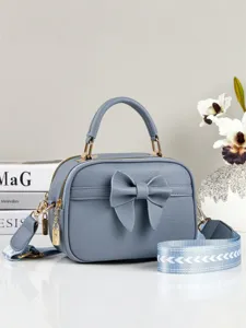 Stijlvolle blauwe dames crossbody tas met strik, handvat en comfortabele schouderband.