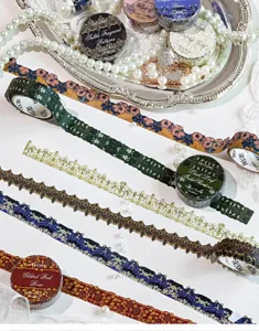 Vista dettagliata dei rotoli di nastro Washi dorato Mo Card, adesivi decorativi in pizzo.