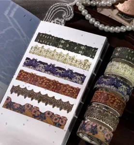 Dettagli di nastro washi decorativo con motivi floreali dorati per scrapbooking e fai da te.