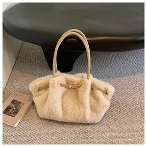Vista dettagliata della borsa a spalla soffice da donna, shopper in peluche invernale, borsa.