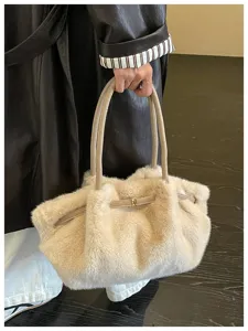Dettaglio borsa a tracolla in peluche con morbida finta pelliccia ed elegante manico.