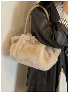 Borsa a spalla in ecopelliccia soffice shopper invernale elegante chic beige pratica