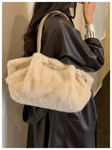 Dettaglio borsa spalla eco-pelliccia beige, shopper morbida sotto ascella con cinturino pelle.