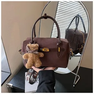 Braune Wildleder Handtasche Schulter Umhängetasche mit Teddybär Anhänger Damen